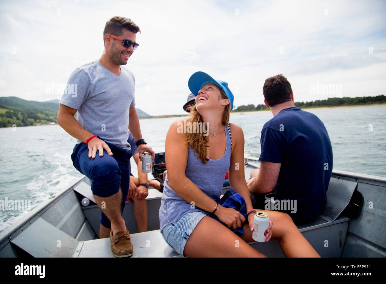 Fünf Erwachsene Freunde trinken Bier auf Fischerboot bei Nehalem Bay, Oregon, USA Stockfoto Fünf Erwachsene Freunde trinken Bier auf Fischerboot bei Nehalem Bay, Oregon, USA Stockfoto