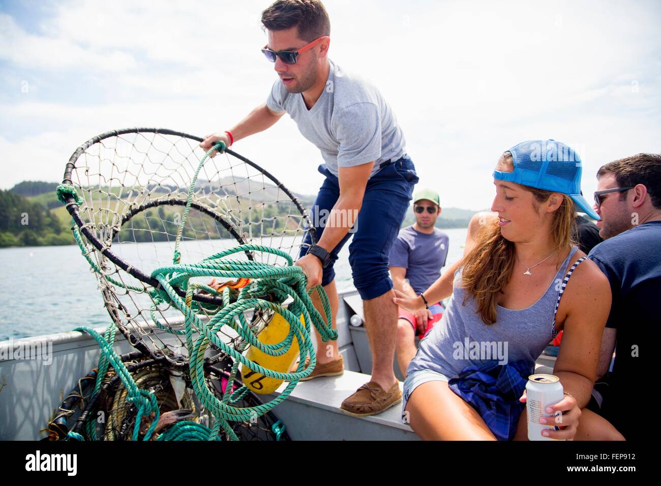 Erwachsene Freunde Vorbereitung Krabben fangen auf Fischerboot, Nehalem Bay, Oregon, USA Stockfoto Erwachsene Freunde Vorbereitung Krabben fangen auf Fischerboot, Nehalem Bay, Oregon, USA Stockfoto