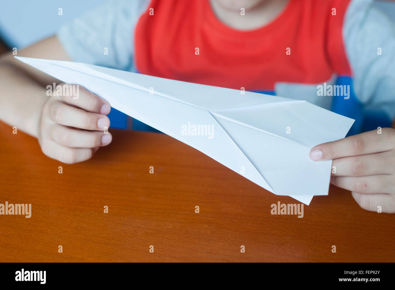 Ein Junge hält Papier-Rakete Stockfoto