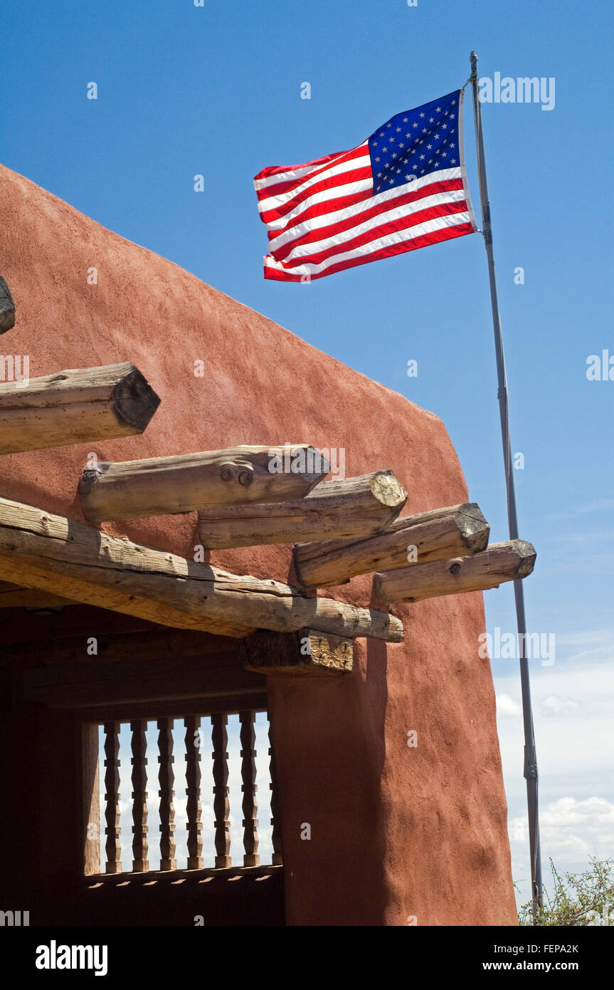 Amerikanische Flagge im Painted Desert Inn National Historic Landmark, ehemaligen Handelsposten, heute Museum, Petrified Forest NP, Arizona Stockfoto