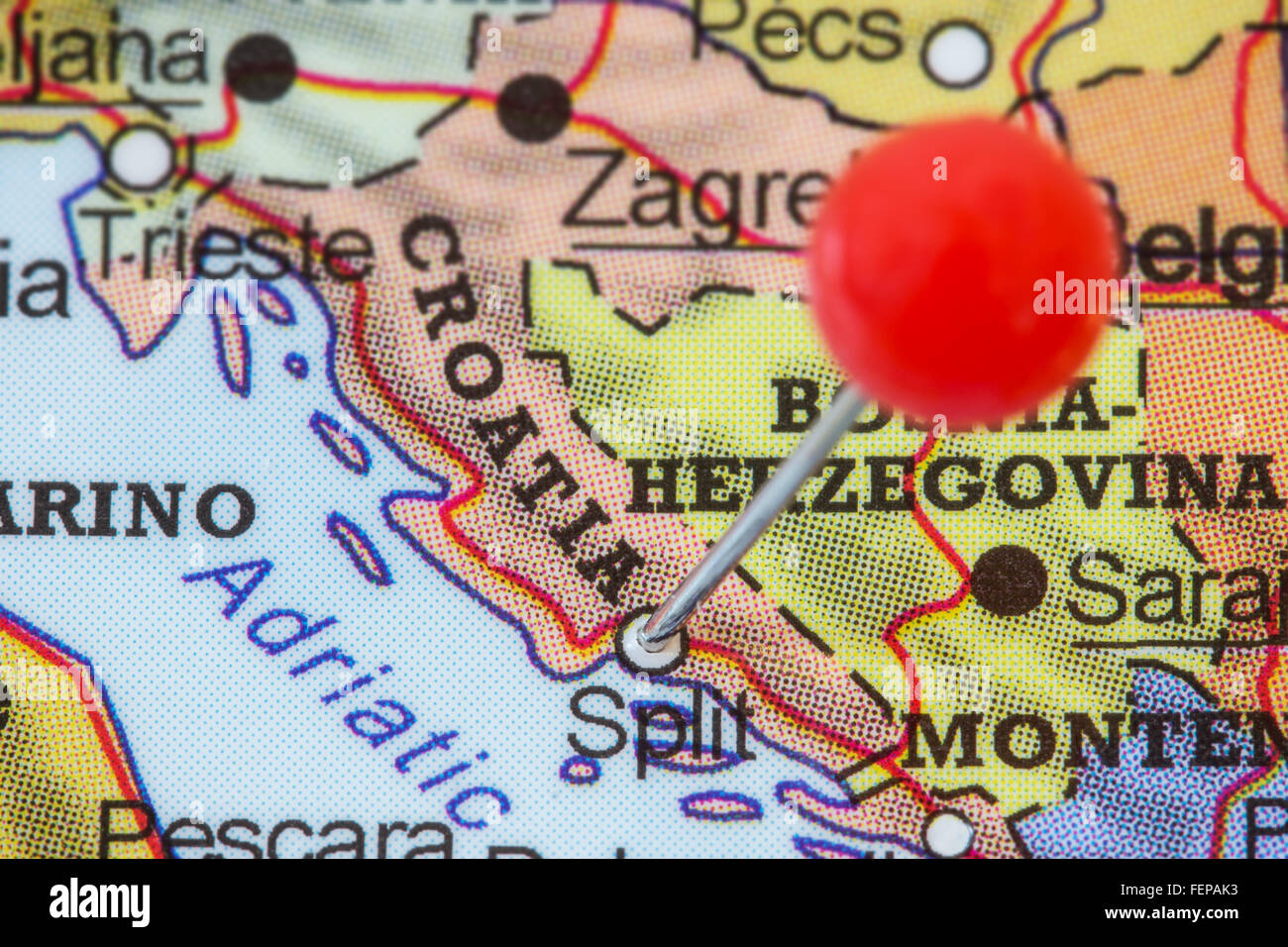 Nahaufnahme der einen roten Pin in einer Karte von Split, Kroatien. Stockfoto