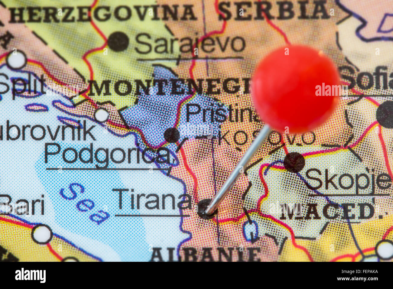 Nahaufnahme der einen roten Pin in einer Karte von Tirana, Albanien. Stockfoto