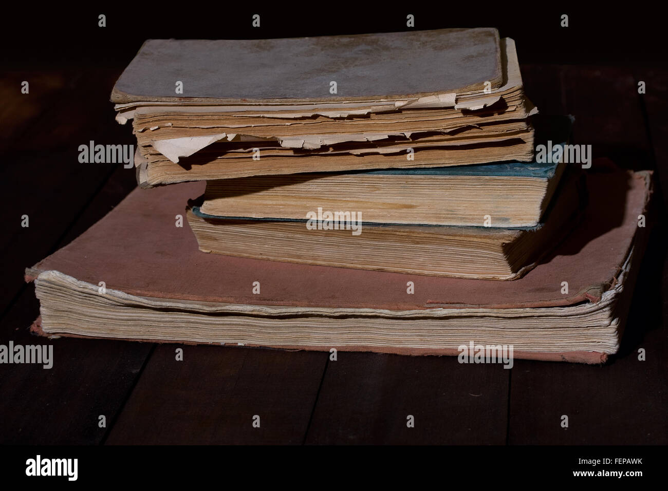 einige alte zerfetzt, lesen Sie Bücher auf Holztisch Stockfoto