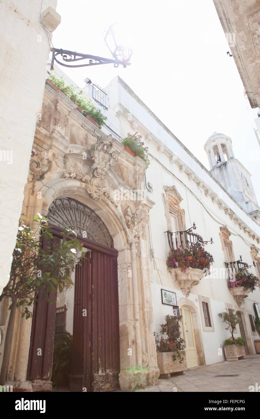 Verzierten Stein geschnitzte Tür, Martina Franca, Apulien, Italien Stockfoto