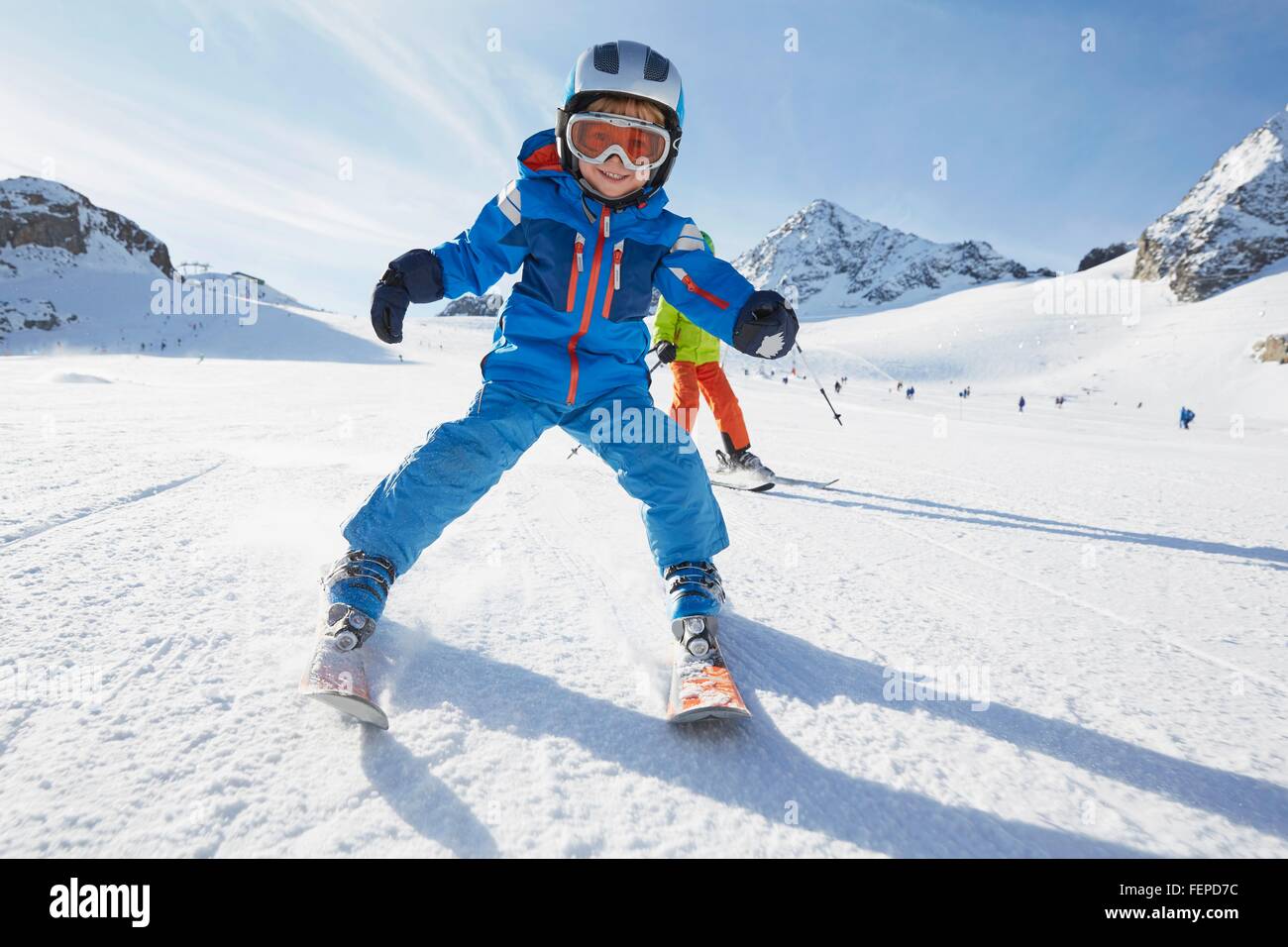 Jungen Skifahren, Stubaital, Tirol, Österreich Stockfoto
