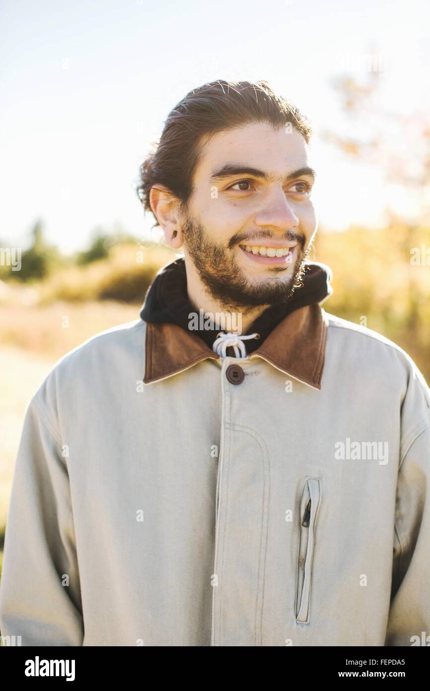 Porträt des Jünglings, Lächeln, draußen Stockfoto