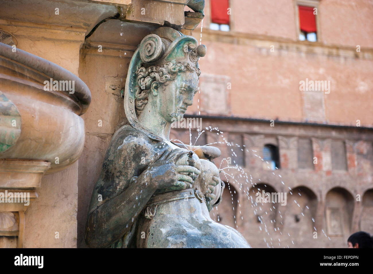 Bologna-Neptun-Brunnen, Bronzestatue von eine stillende Nereide am Fuße des Neptun-Brunnen (Fontana del Nettuno) in Piazza Nettuno, Bologna. Stockfoto