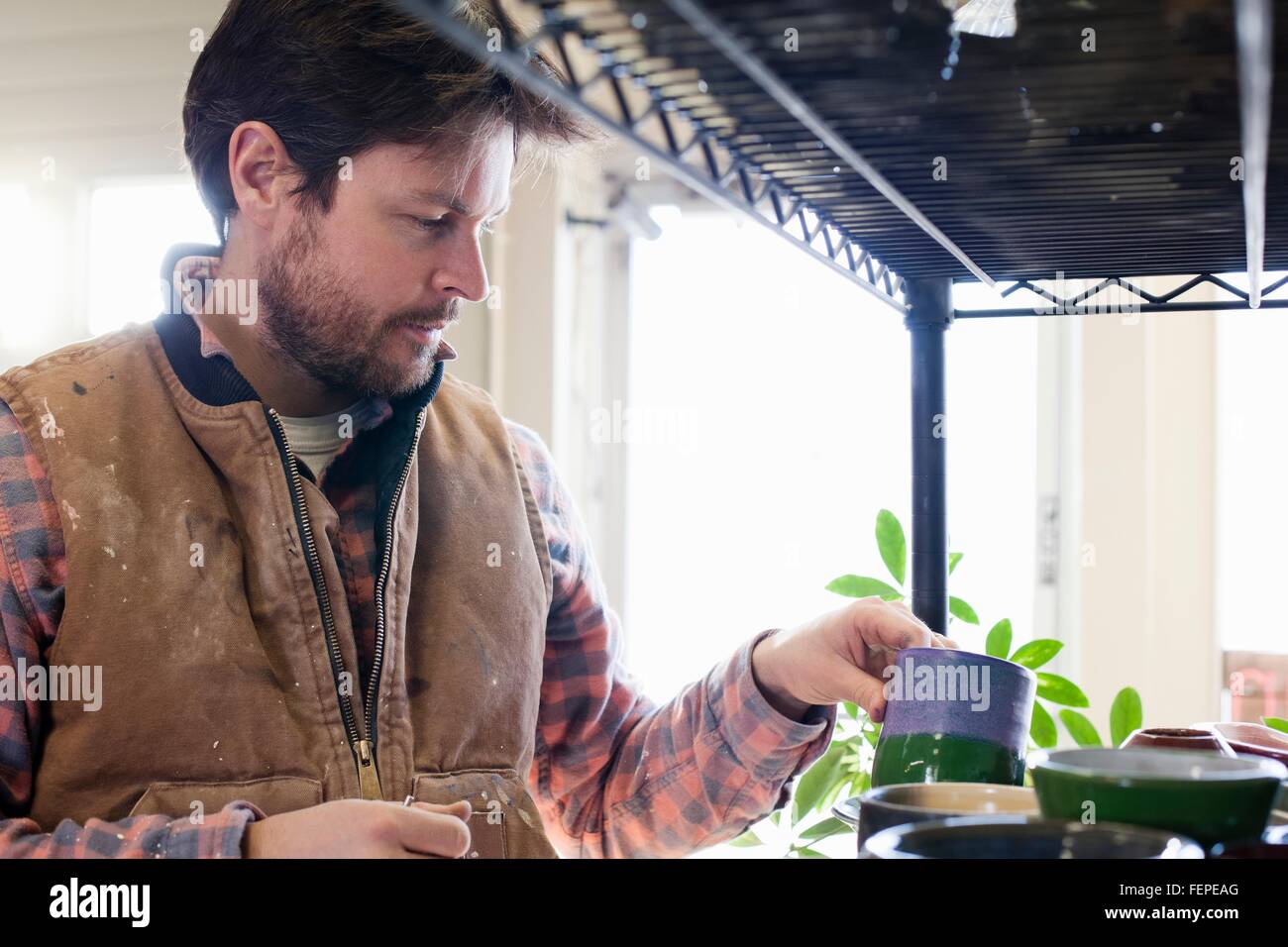 Blick durch die Regale von Potter Blick auf glasierten Tontopf Stockfoto