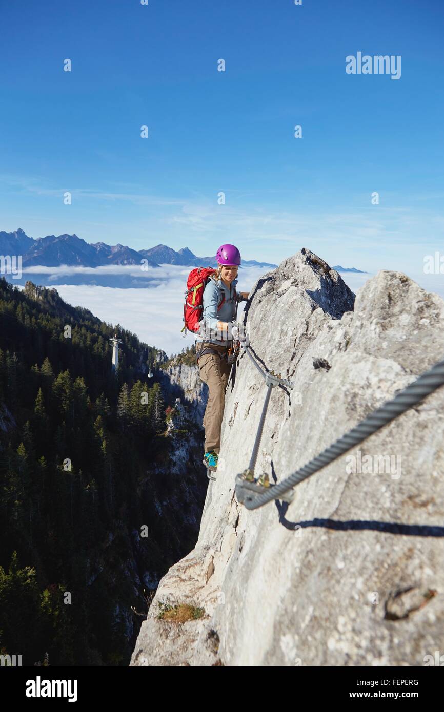 Frau, Bergsteigen, Tegelberg, Füssen, Allgäu, Deutschland Stockfoto