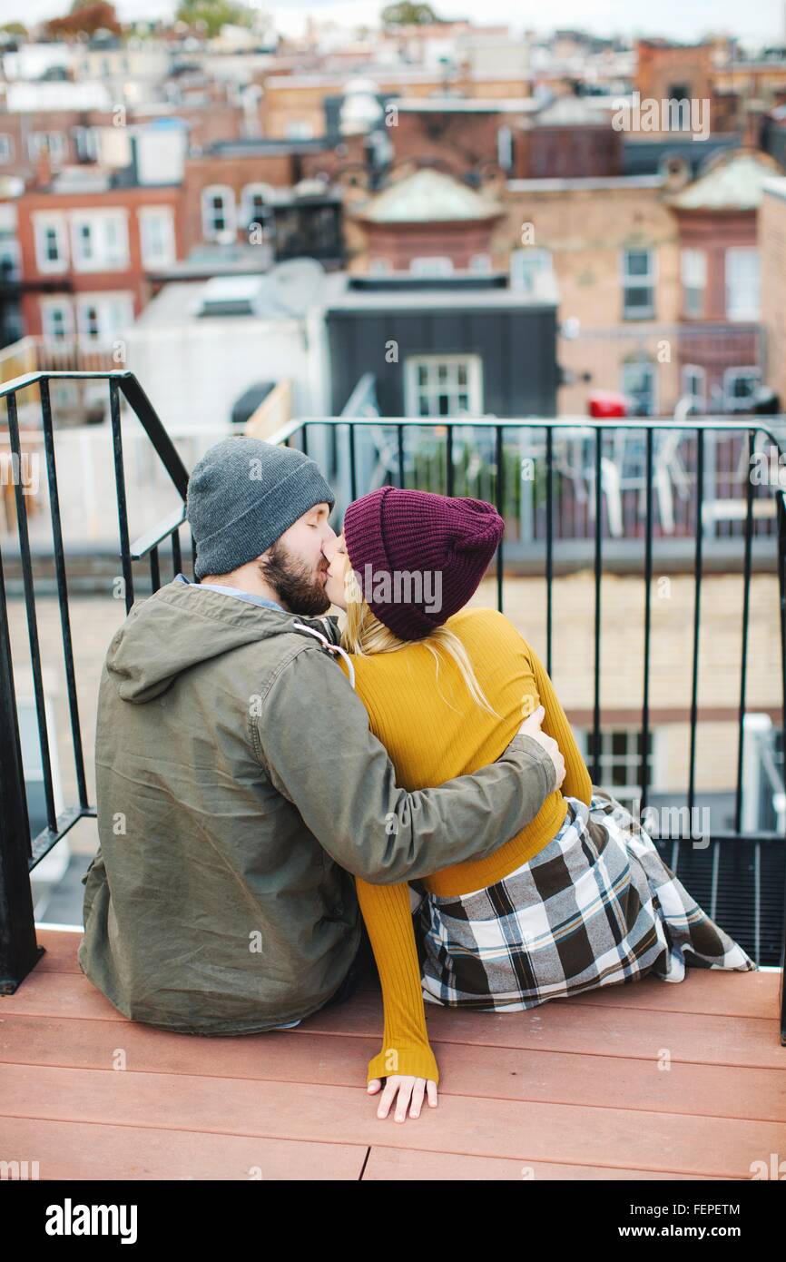 Junge Paar küssen auf Stadt-Dachterrasse Stockfoto
