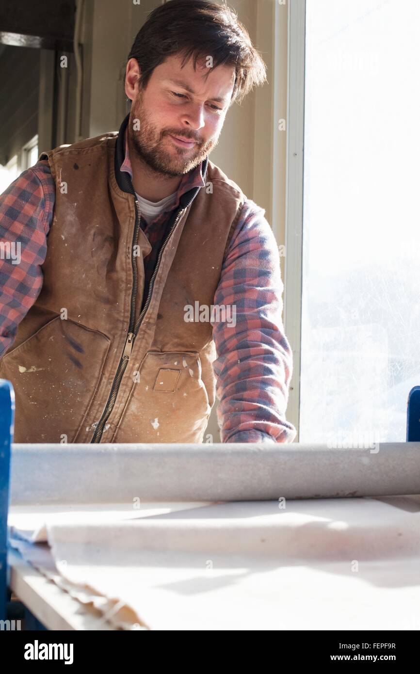 Ansicht von Potter im Workshop mit Platte Walze beschnitten Stockfoto