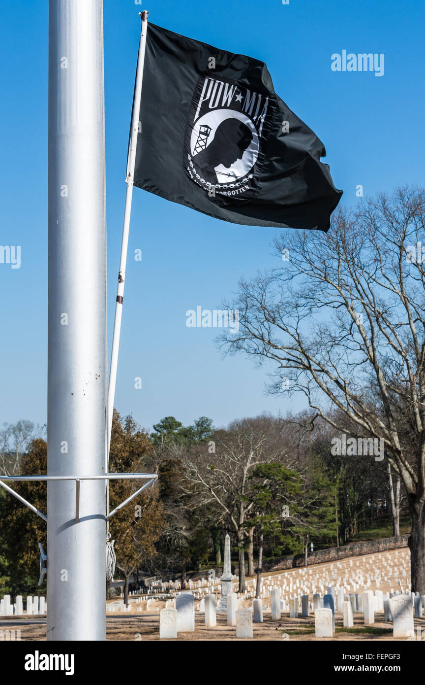 POW-MIA Flagge auf Marietta National Cemetery in Marietta, Georgia, USA. Stockfoto