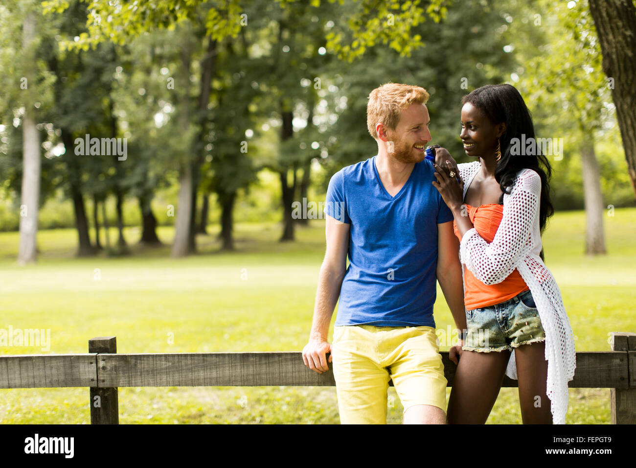 Gemischtrassige paar im park Stockfoto