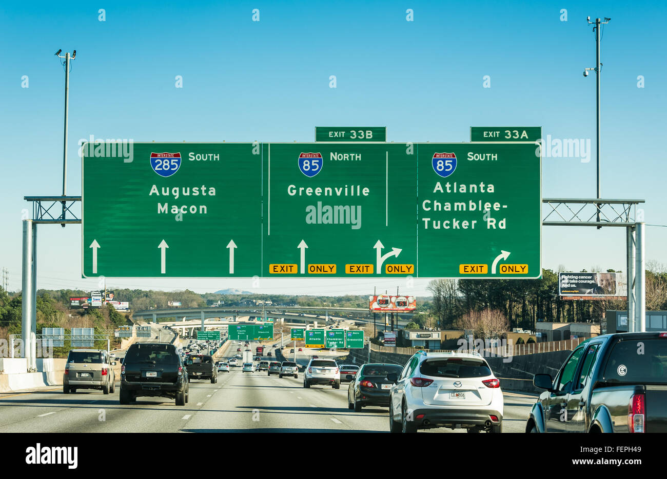 Direktionale Beschilderung auf der Interstate 285 Schleife im Nordosten Atlanta Annäherung an die Kreuzung der i-85 und i-285. USA. Stockfoto