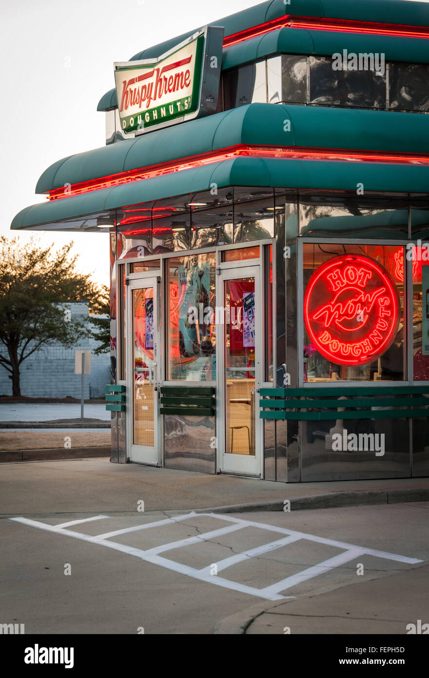 Krispy Kreme Doughnuts in Lilburn (Metro Atlanta), Georgia mit beleuchteten "heißen jetzt" Neon Sign. Stockfoto