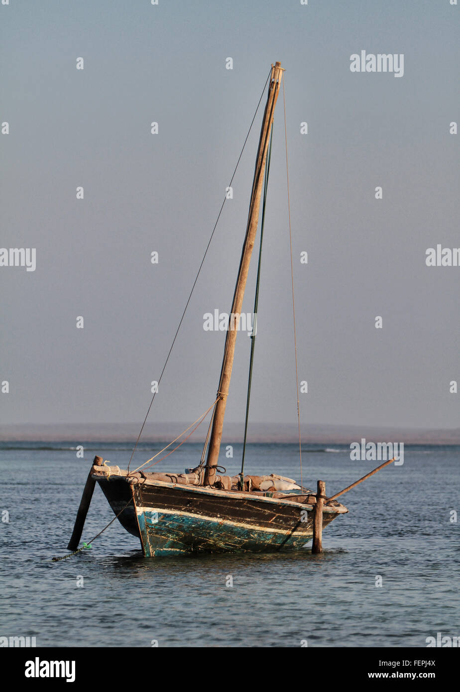 Einer traditionellen Dhau oder Stammes-Segelboot ist verankert in der Bucht von Pemba im Norden Mosambiks Stockfoto