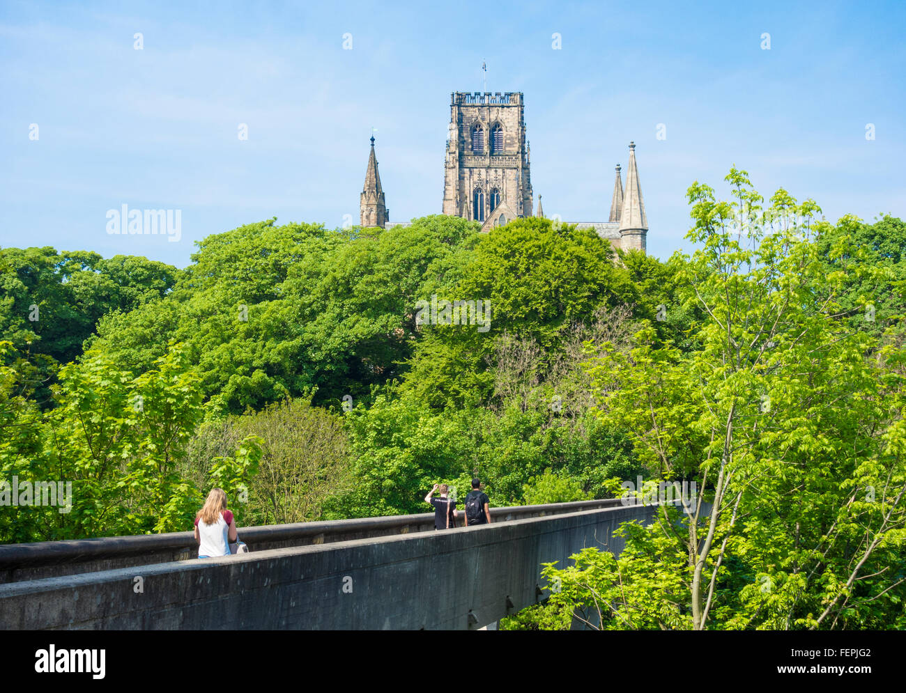 Studenten über Kingsgate Brücke über den Fluss tragen mit Durham Kathedrale im Hintergrund... Durham, England. UK Stockfoto