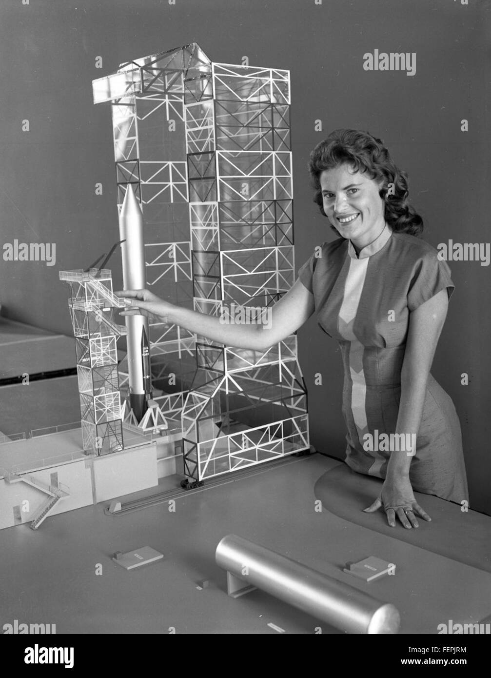 Dieses Bild zeigt den Modellbauer Bunny Wiggins mit einem detaillierten Modell von Complex 36, das die Komplexität des Designs und die Bedeutung des Modells innerhalb der Luftfahrtgeschichte und der Technik veranschaulicht. Stockfoto