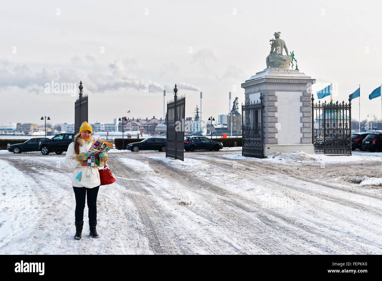 Mädchen im Besitz einer Karte am Langelinie Tor in den Park in Winter Kopenhagen. Langelinie ist ein Pier, der Promenade und der Park in Mittel- Stockfoto