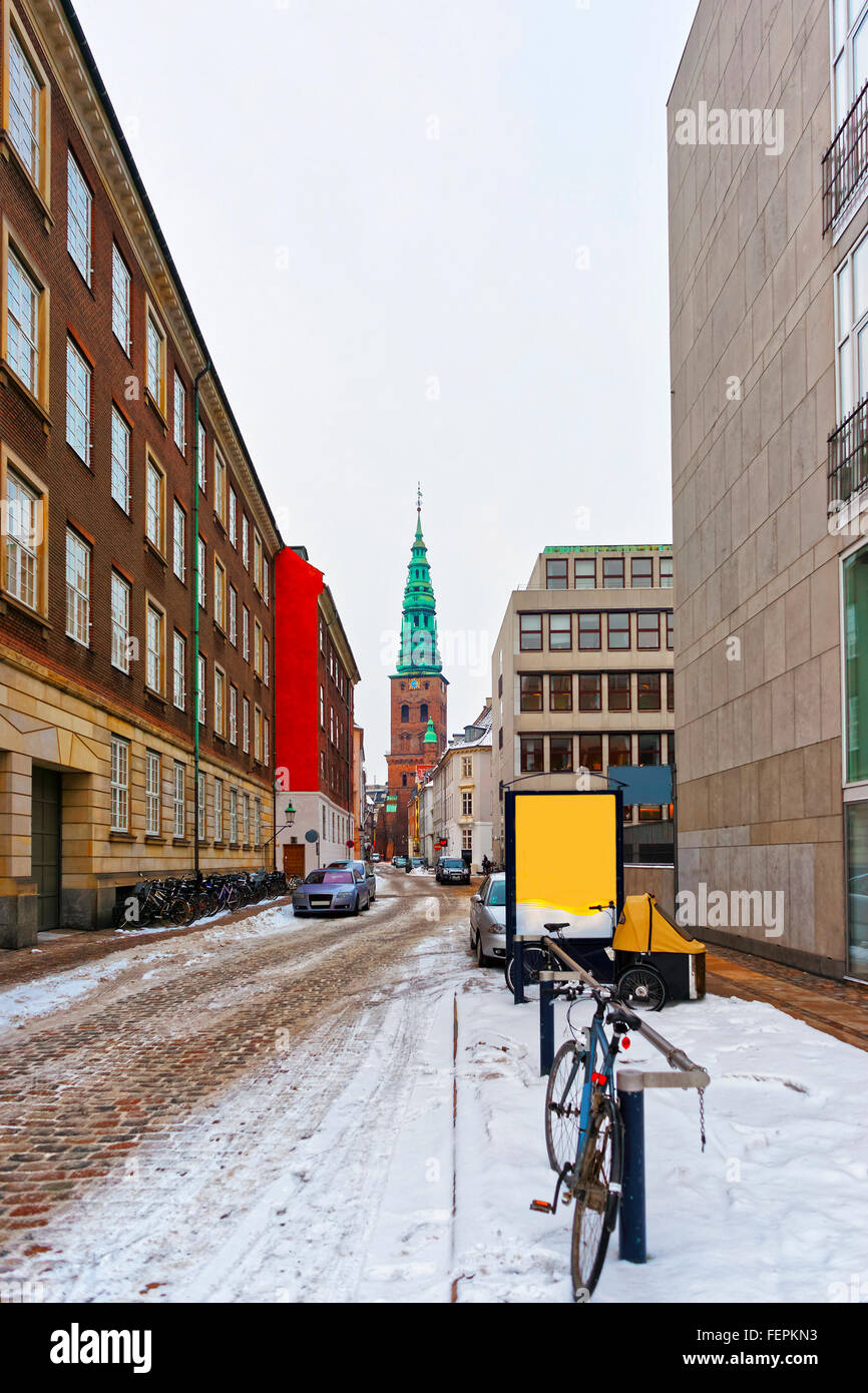 Blick auf ehemalige St.-Nikolaus-Kirche in Kopenhagen im Winter. Nikolaj Contemporary Art Center ist ein Kunstzentrum, die Stockfoto