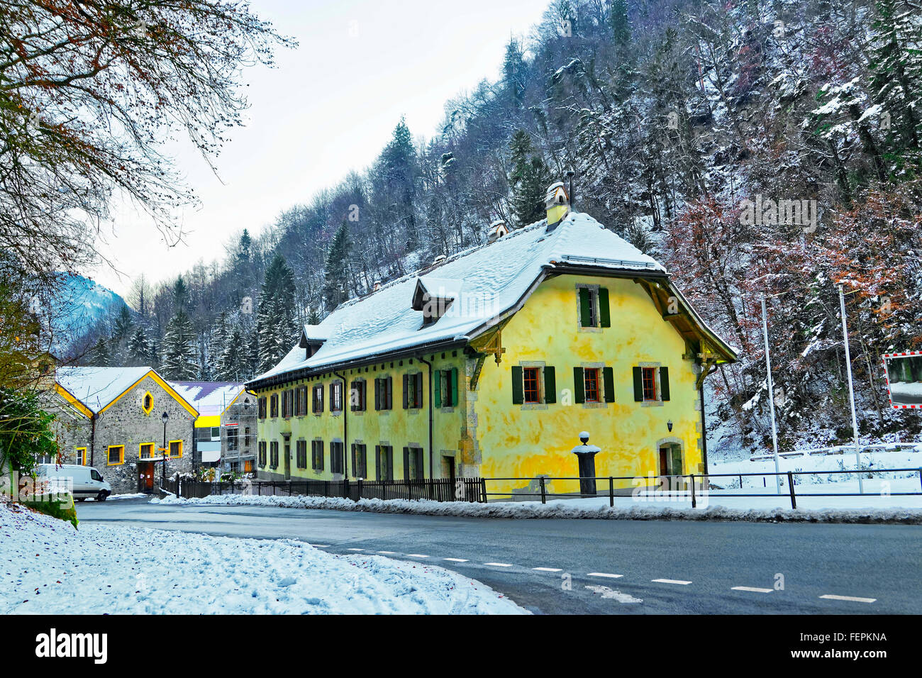 BEX, Schweiz - 1. Januar 2015: Salines de Bex der Schweiz im Winter. Der Salz-Bergbau-Komplex wird als eine Schweizer Weltkulturerbe-Stätte von nationaler Bedeutung aufgeführt. Stockfoto