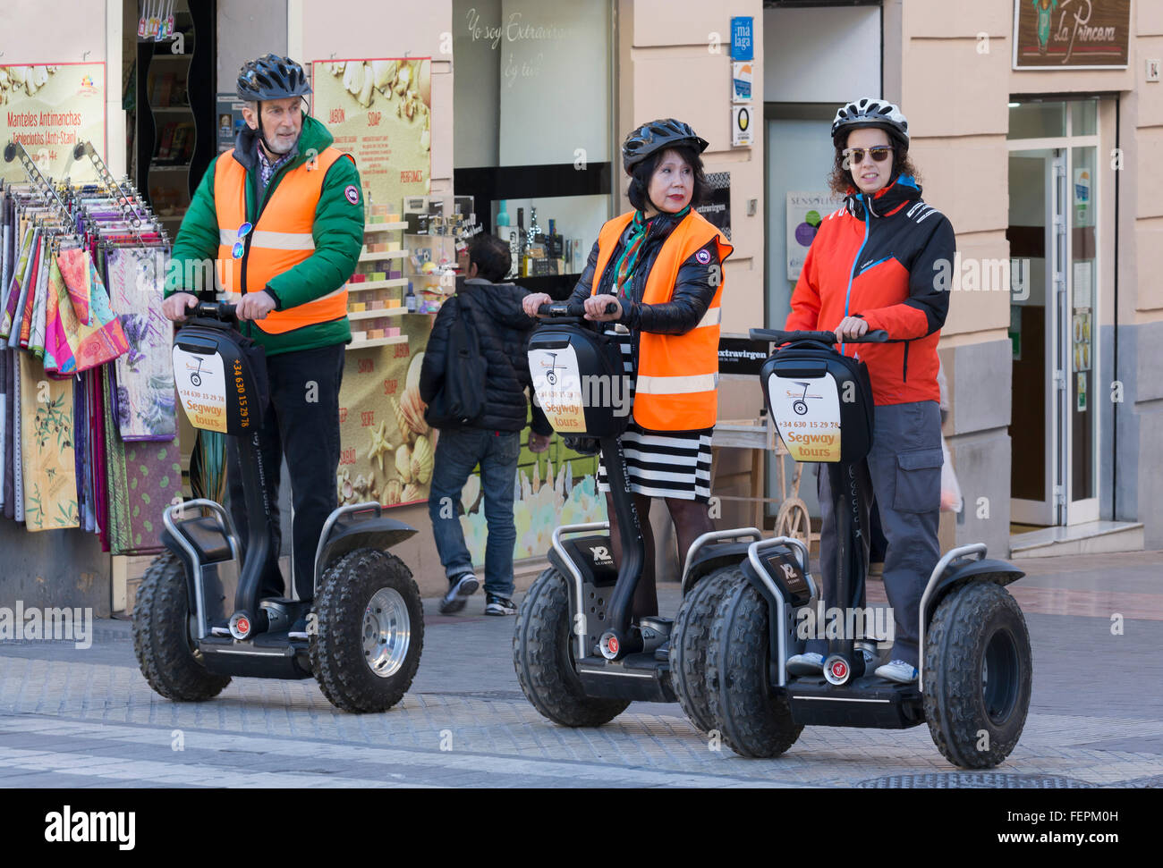 Málaga, Costa Del Sol, Provinz Malaga, Andalusien, Südspanien.  Besucher erkunden die Straßen der Stadt mit Segways Stockfoto