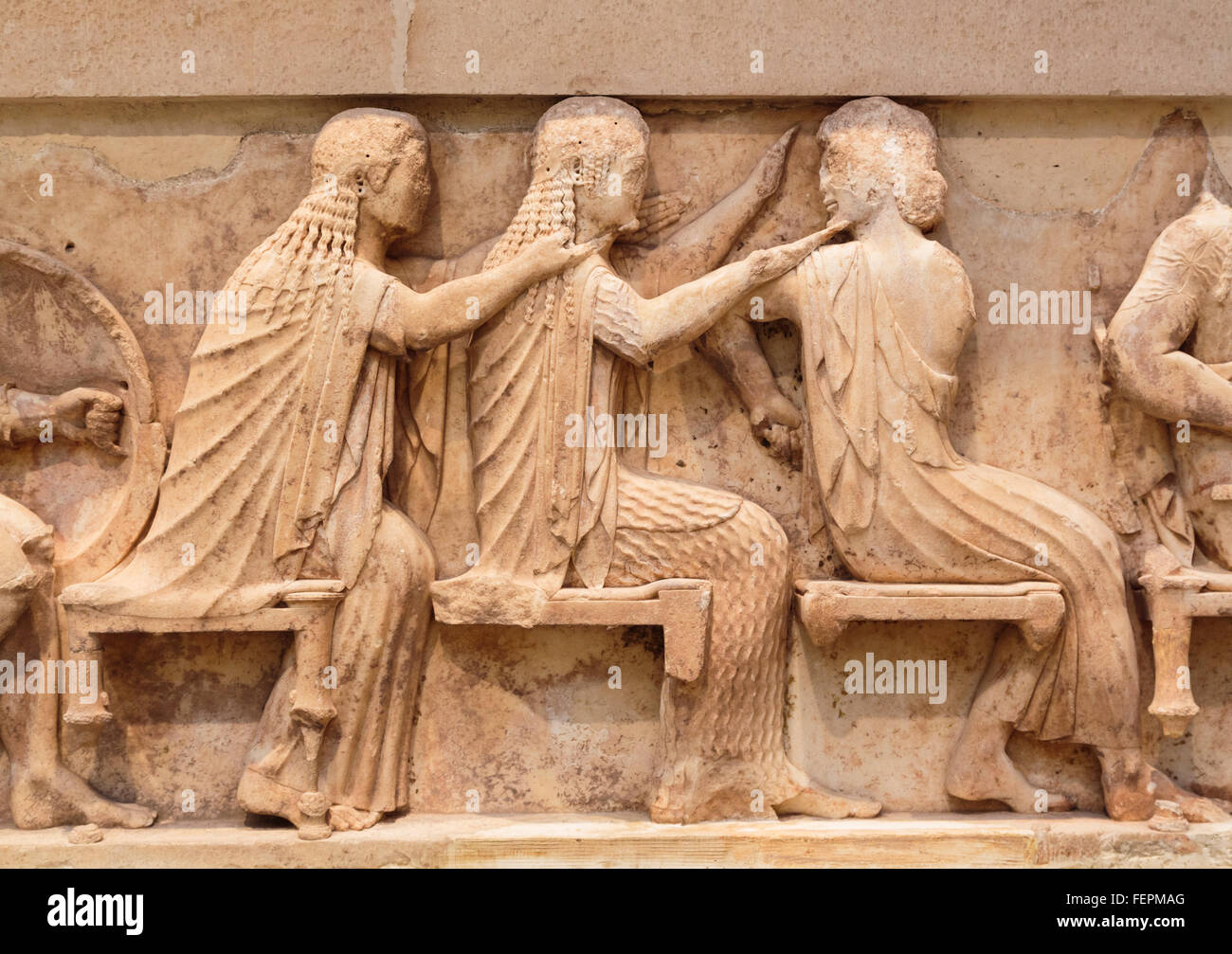 Delphi, Phokis, Griechenland.  Delphi archäologisches Museum.  Ausschnitt aus der östlichen Fries des Finanzministeriums von der Siphnians. Stockfoto