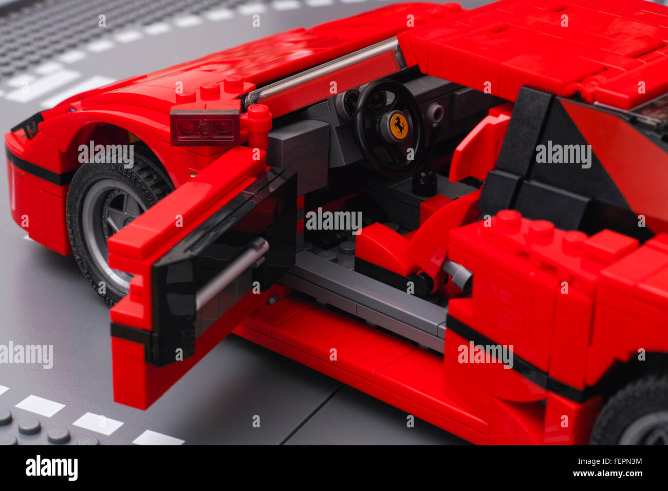 Tambow, Russische Föderation - 3. Januar 2016 LEGO Creator Experte Ferrari F40 Auto mit offener Fahrertür auf Lego Straße Grundplatte. Stockfoto