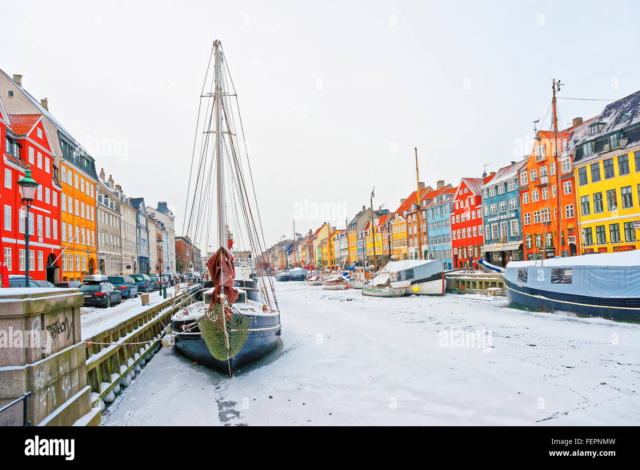 Kopenhagen, Dänemark - 5. Januar 2011: Nyhavn (neue Hafen) im Winter. Es ist Wasser, Kanal, Vergnügungsviertel in Kopenhagen in Dänemark. Es ist gesäumt von bunten Häusern, Bars, Cafés, Holzschiffe Stockfoto