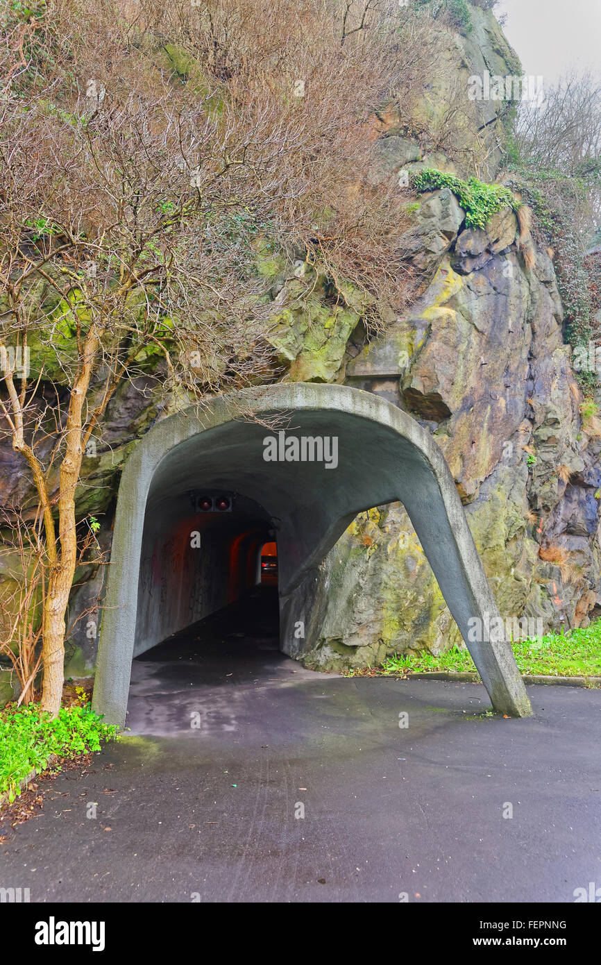 Eingang zum Tunnel unter der Burg in Linz in Österreich Stockfoto