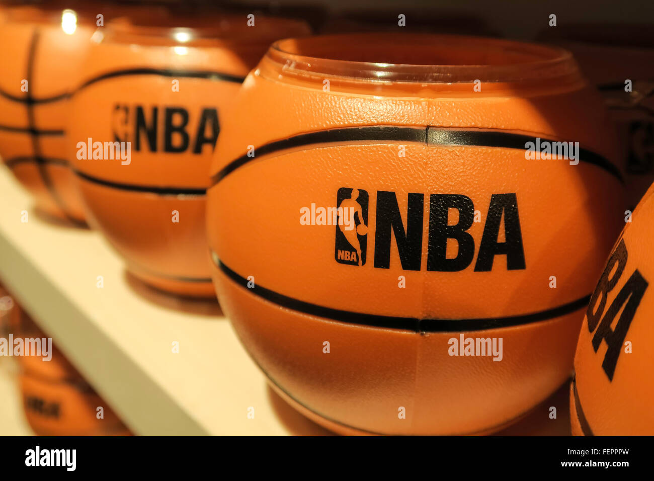 NBA-offizielle Spiel Basketball Display, NBA-Flagship-Store, 545 Fifth Avenue, New York Stockfoto