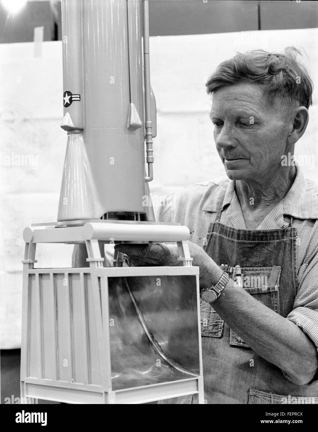 Dieses Bild zeigt ein Modell im Maßstab 1:120 eines Atlas Raketenwerfers. Sie bietet detaillierte Einblicke in das Design und die Technologie, die in den Trägersystemen verwendet werden, die zu Fortschritten in der Luft- und Raumfahrttechnik beigetragen haben. Stockfoto