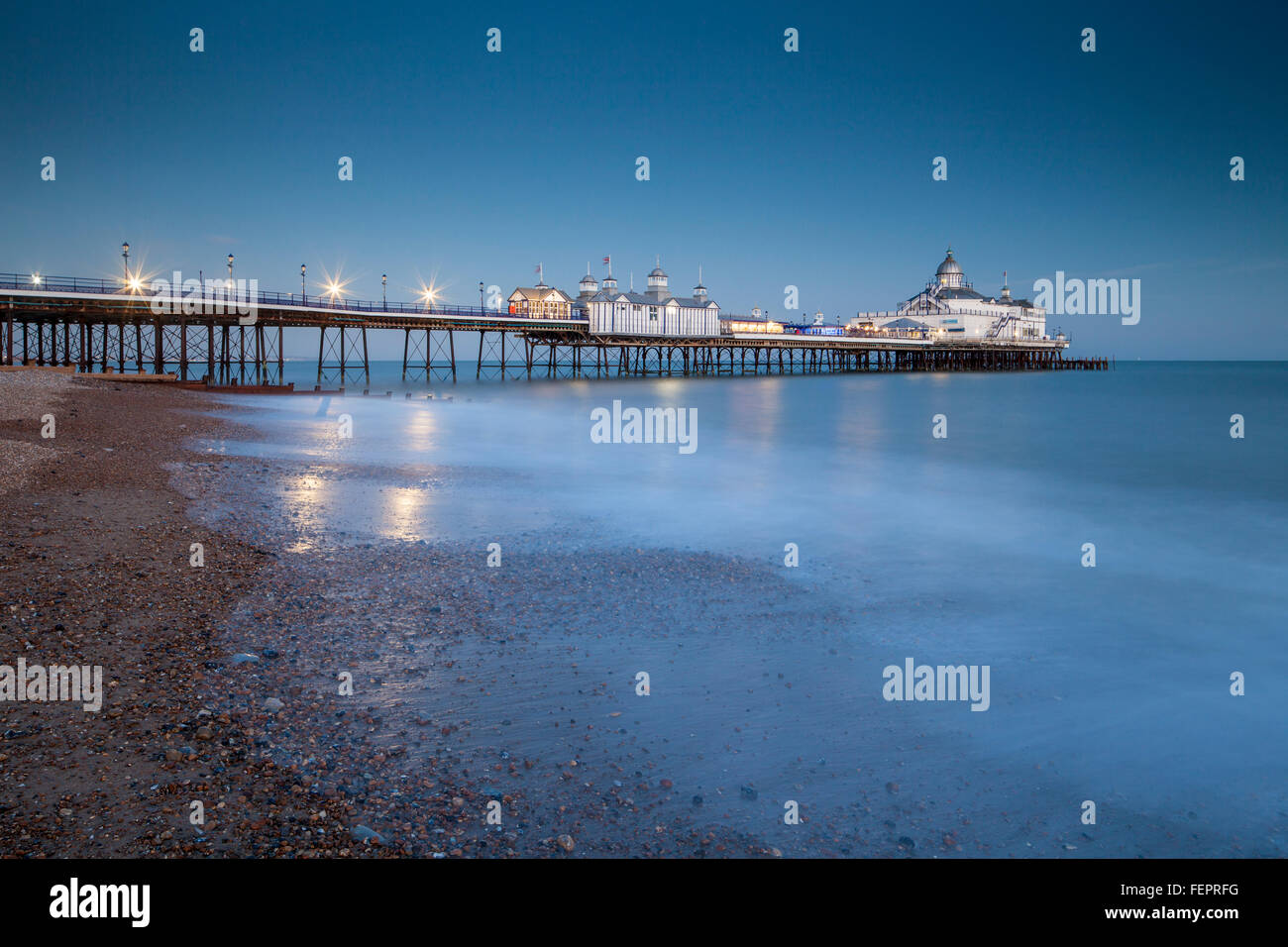 Winterabend in Eastbourne Pier, East Sussex, England. Stockfoto