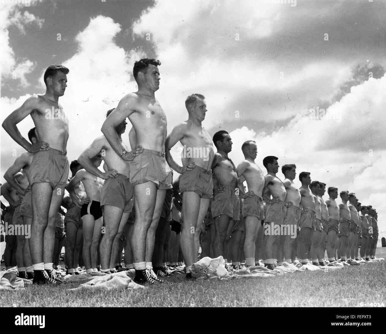 Dieses Bild dokumentiert das Kadettentraining auf Randolph Field, einer wichtigen Trainingsbasis der US Air Force. Das Foto zeigt die strenge körperliche Vorbereitung, die für die Flugkadetten während ihrer Ausbildung unerlässlich ist. Stockfoto