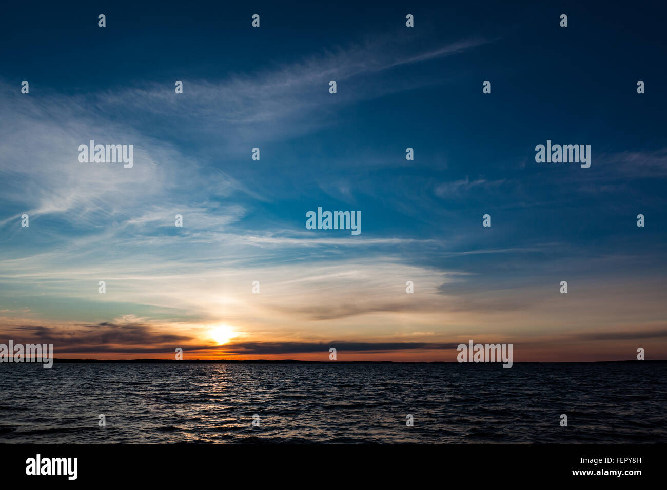 Wolken über See und ruhigen Sonnenuntergang Stockfoto