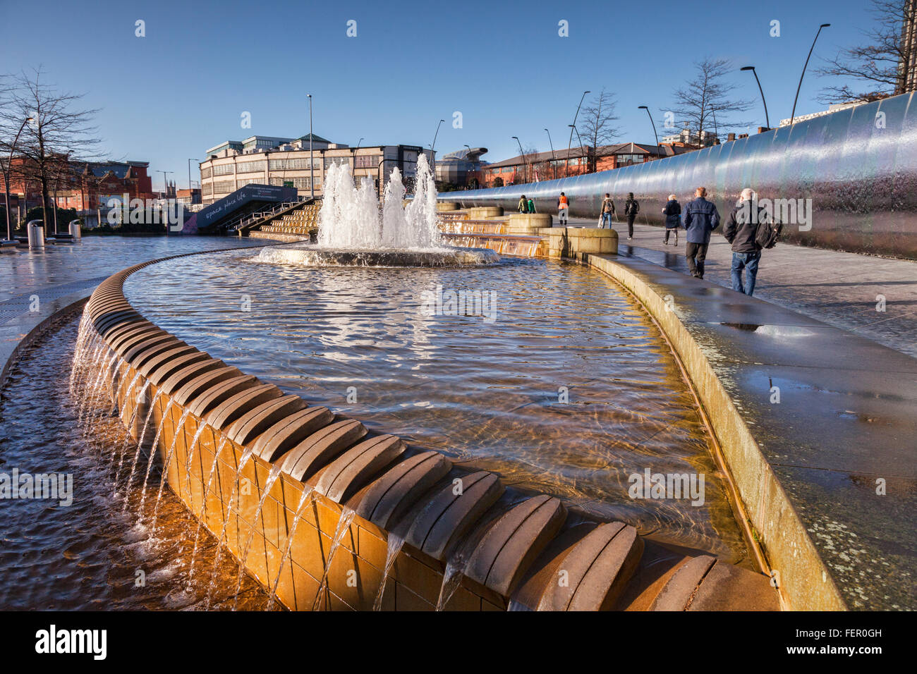 Kaskaden Wasser Feature und Brunnen in Garbe Square, Sheffield, South Yorkshire, England, UK Stockfoto