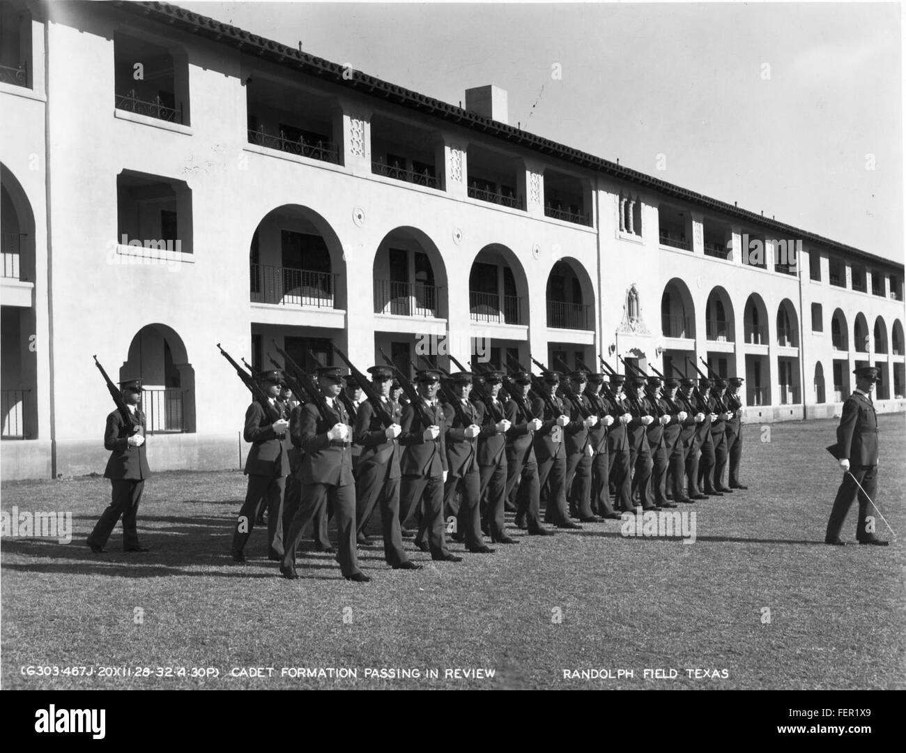 Dieses Foto von Randolph Field, aufgenommen am 28. November 1932, zeigt 18 Kadetten in Formation während einer Rezension. Das Bild ist eine wichtige historische Aufzeichnung der militärischen Luftfahrtausbildung Anfang der 1930er Jahre Stockfoto