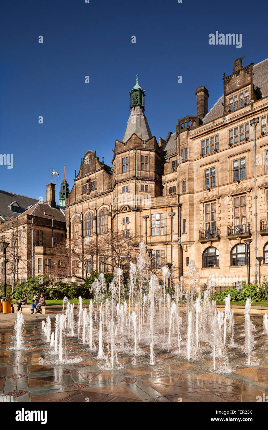 Sheffield Rathaus und Goodwin Brunnen, Peace Gardens, South Yorkshire, England, UK Stockfoto