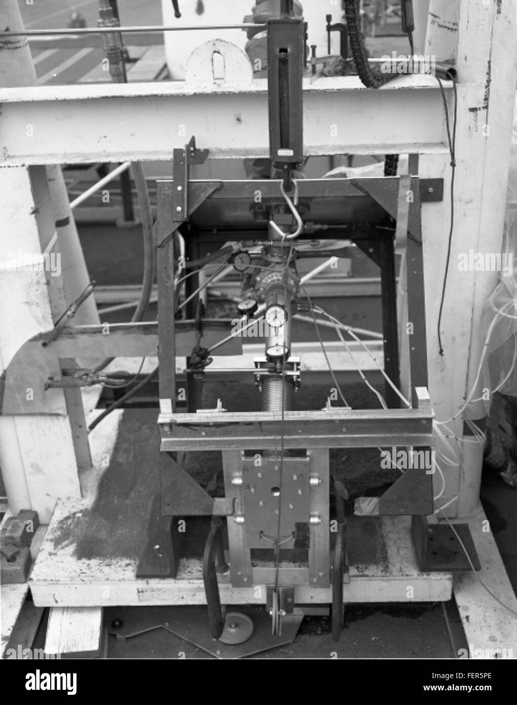 Die Atlas negative Collection enthält eine große Auswahl an Fotos oder Bildern, die historische Momente oder kulturelle Momente darstellen. Diese Bilder werden wahrscheinlich zu Archivzwecken aufbewahrt, was zur historischen Aufzeichnung beiträgt und Einblicke in vergangene Ereignisse und gesellschaftliche Entwicklungen bietet. Stockfoto