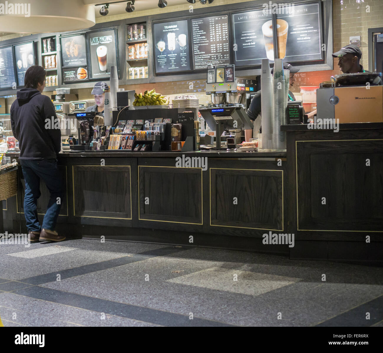 Ein Starbucks im Rockefeller Center in New York am Freitag, 5. Februar 2016.  (© Richard B. Levine) Stockfoto