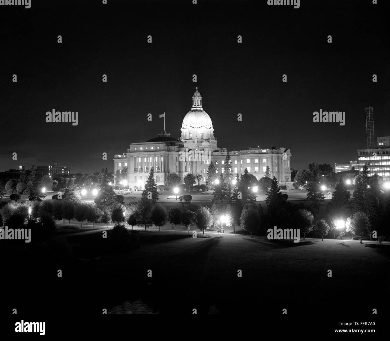 Ein abendliches Foto des Alberta Legislature Building in Edmonton, Kanada. Das Gebäude, ein Schlüsselsymbol der Regierung der Provinz, wird vor dem Nachthimmel beleuchtet und zeigt seine architektonischen Merkmale und seine politische Bedeutung. Stockfoto