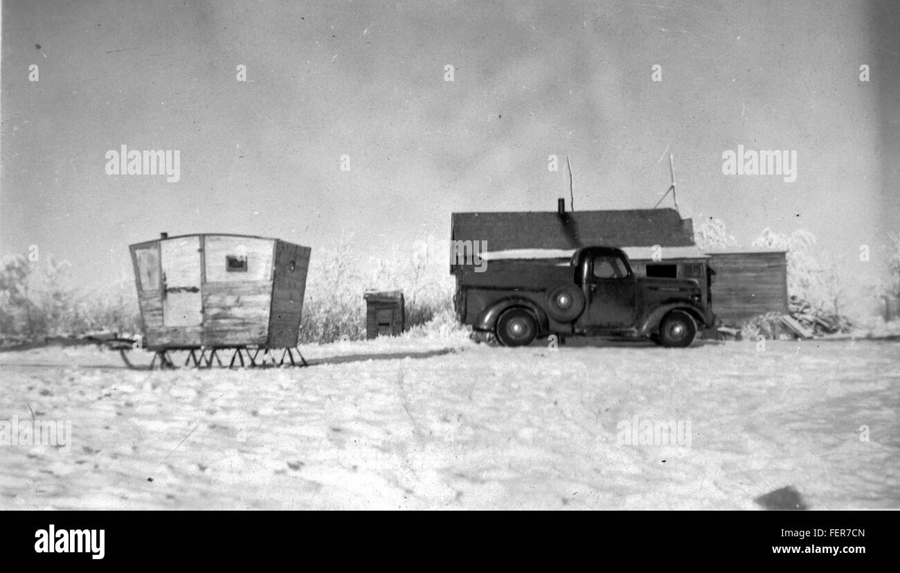 Im Winter wird ein Wagen von einem LKW gezogen und zeigt eine alternative Transportmethode für den Zugwagen unter rauen Bedingungen. Diese Technik unterstreicht die Anpassungsfähigkeit der Transportmethoden in kälteren Klimazonen und gewährleistet den kontinuierlichen Betrieb des Schienenverkehrs bei schwierigen Wetterbedingungen. Stockfoto