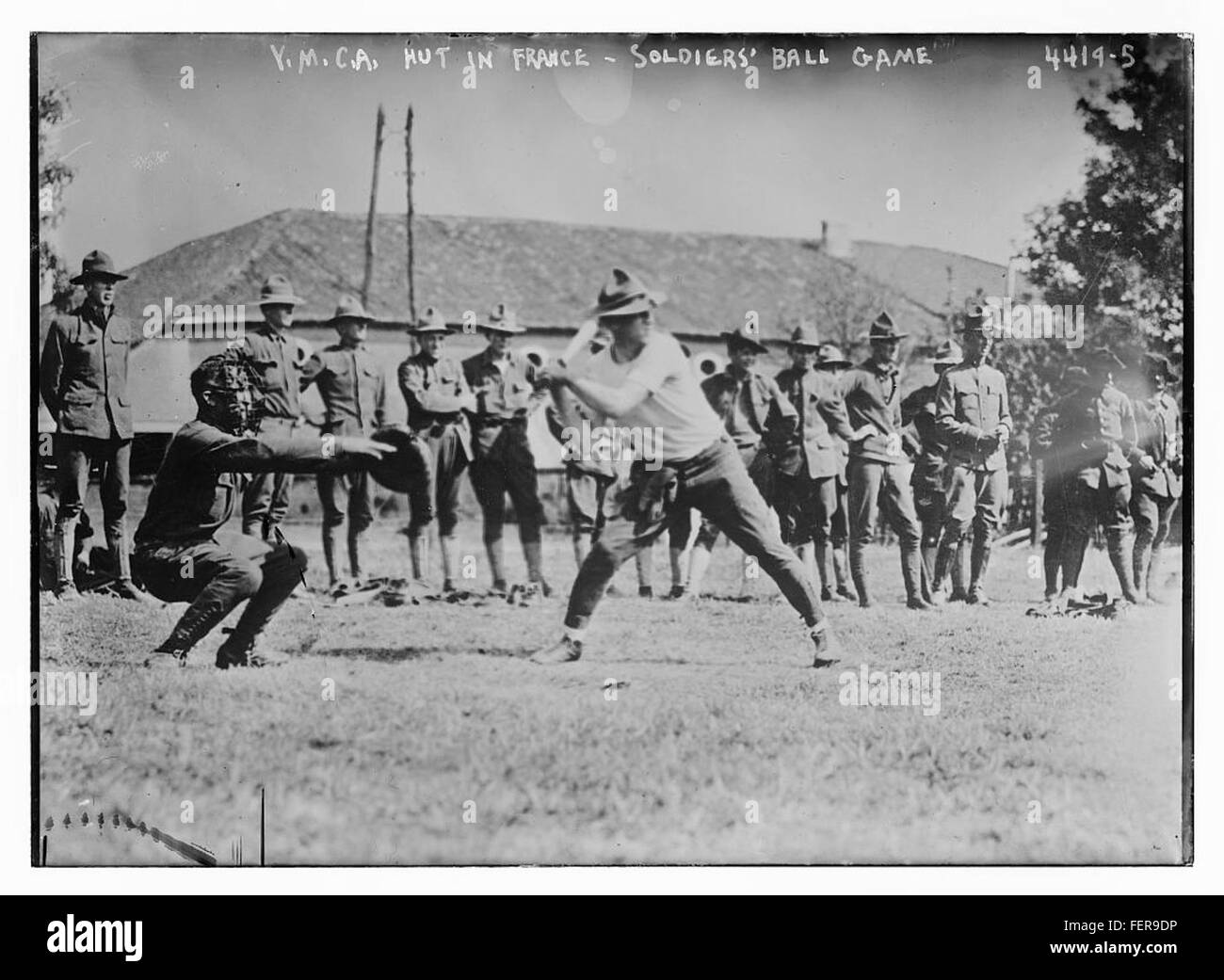 Ein Foto, das Soldaten während des Ersten Weltkriegs in Frankreich zeigt, wie sie ein Ballspiel in der Nähe einer YMCA-Hütte spielten. Das Bild fängt einen Moment der Freizeit inmitten des Krieges ein und bietet einen Einblick in das Leben der Soldaten an der Front. Stockfoto