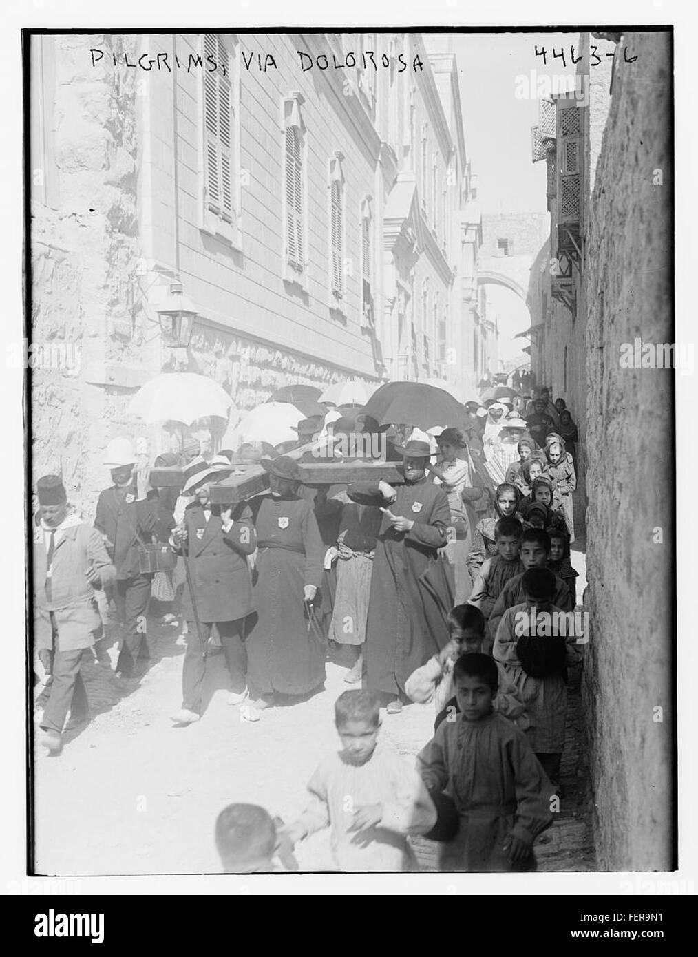 Pilger, die entlang der Via Dolorosa spazieren, dem historischen Pfad in Jerusalem, der vermutlich der Weg war, den Jesus auf dem Weg zu seiner Kreuzigung gegangen ist, was eine bedeutende religiöse Pilgerfahrt markiert. Stockfoto