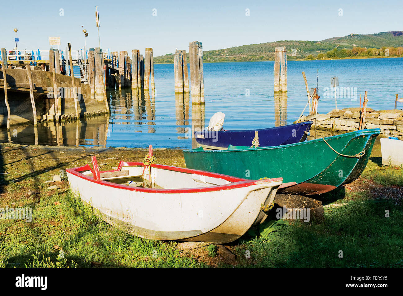 Insel Maggiore, Lago Trasimeno, Umbrien, grünes Herz Italiens. Die Boote der Fischer am Ufer. Stockfoto