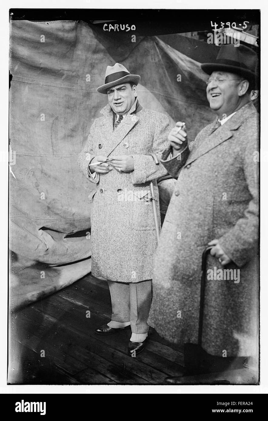 Ein Porträt oder eine Aufnahme im Zusammenhang mit Enrico Caruso, einem ikonischen italienischen Opernsänger, der für seine kraftvolle Stimme und seine bahnbrechenden Auftritte im frühen 20. Jahrhundert bekannt ist. Stockfoto