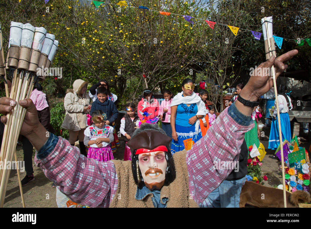 Santiago Apoala, Oaxaca, Mexiko - Bewohner einer Kleinstadt mixtekischen Berg teilnehmen in einer Pre-Fastenzeit Karneval Feier. Stockfoto