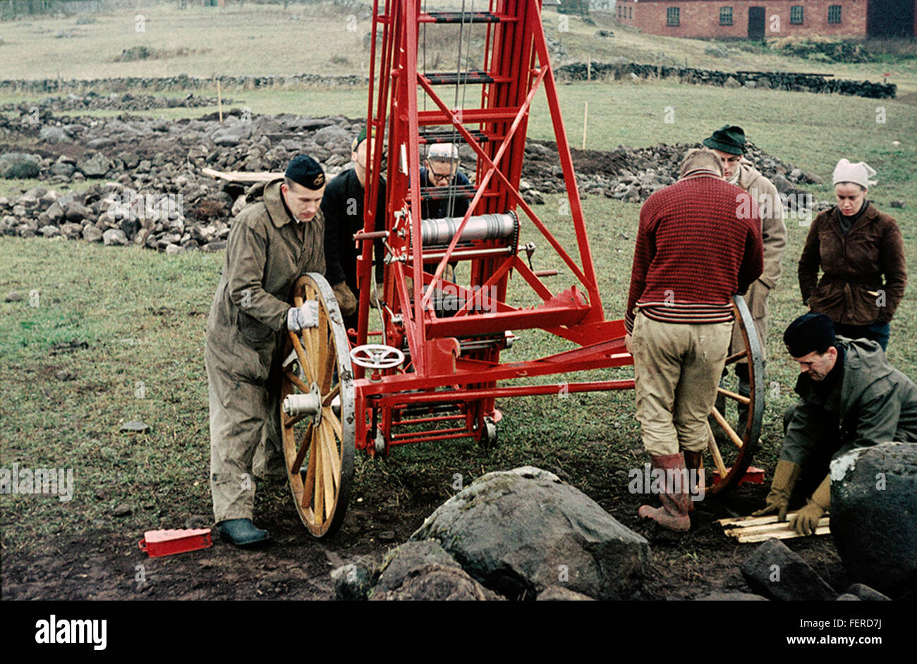 In Högum, Västergötland, Schweden, ist eine Feuerleiter für ein Foto angeordnet, die möglicherweise eine historische oder öffentliche Sicherheitsdemonstration darstellt. Das Bild wird von Riksantikvarieämbetet verwaltet, dem schwedischen Nationalamt für Kulturerbe. Stockfoto