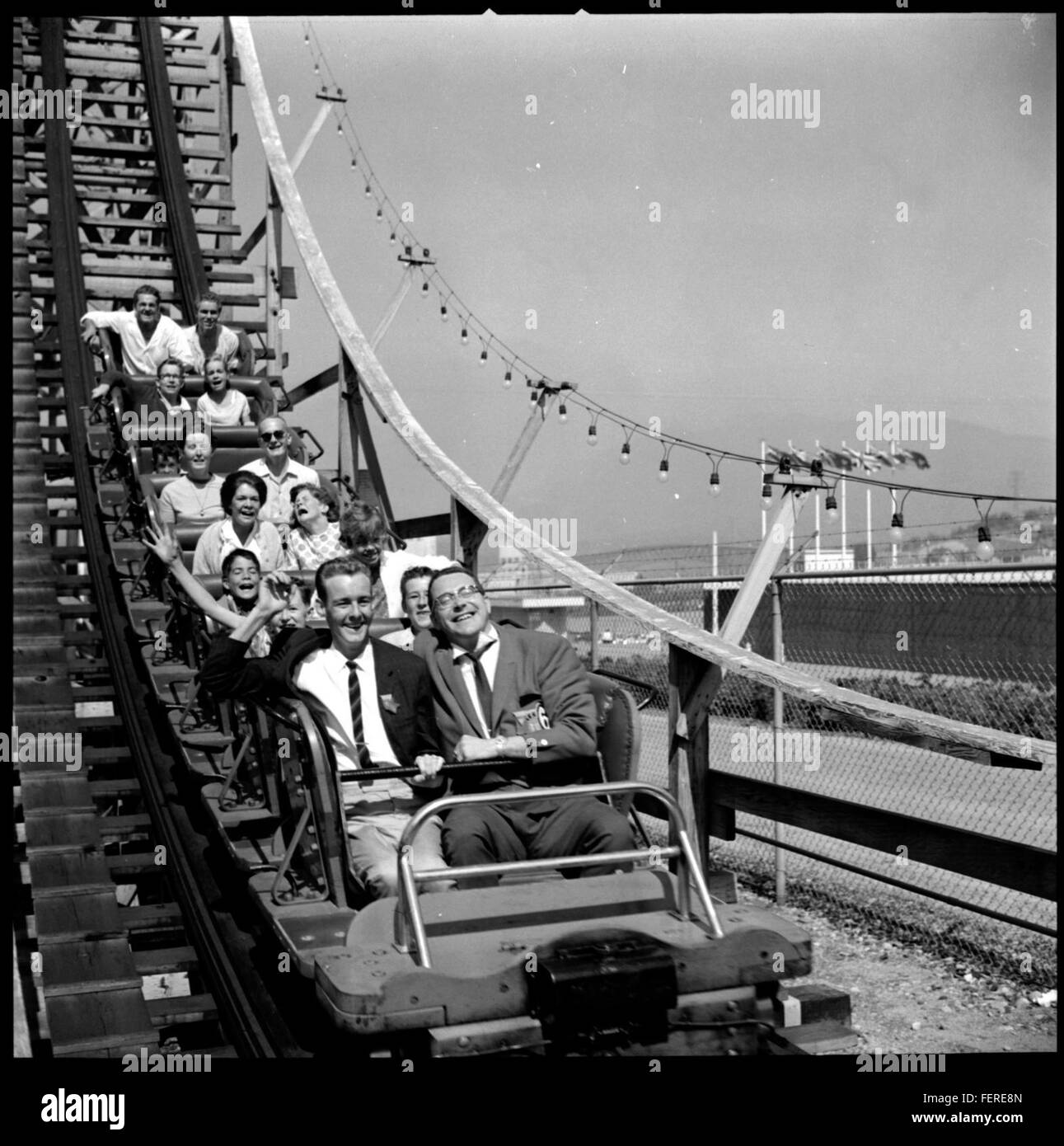 Die riesige Achterbahn VPL 4321 ist eine aufregende Fahrt, die im Vergnügungspark als prominente Attraktion gilt. Bekannt für seine Höhe und Geschwindigkeit, bietet es ein aufregendes Erlebnis für Abenteuerlustige. Stockfoto