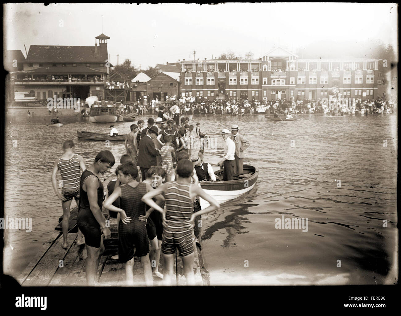 Ein historisches Foto des English Bay Schwimm-Rennens in Vancouver, das einen wichtigen Moment in der Sportgeschichte der Stadt einfängt und die Beliebtheit von Open-Water-Schwimmveranstaltungen unterstreicht. Stockfoto